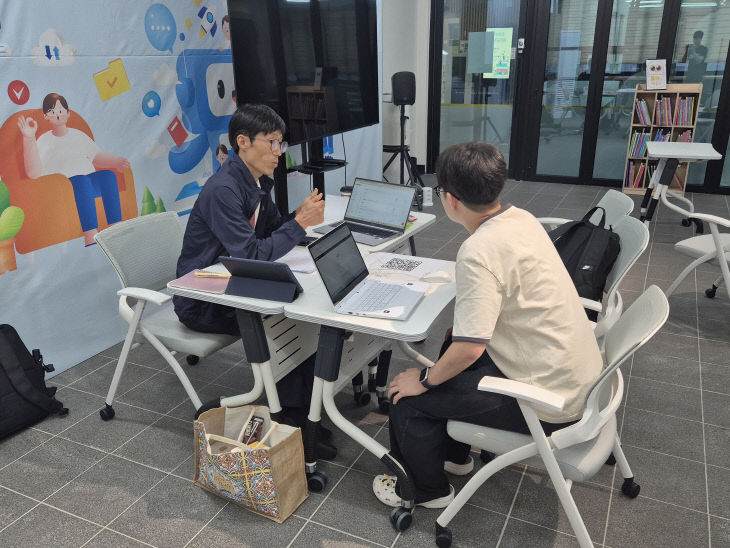 증평군)AI진로지원 보도자료사진( 진로상담 하는 심정섭작가
