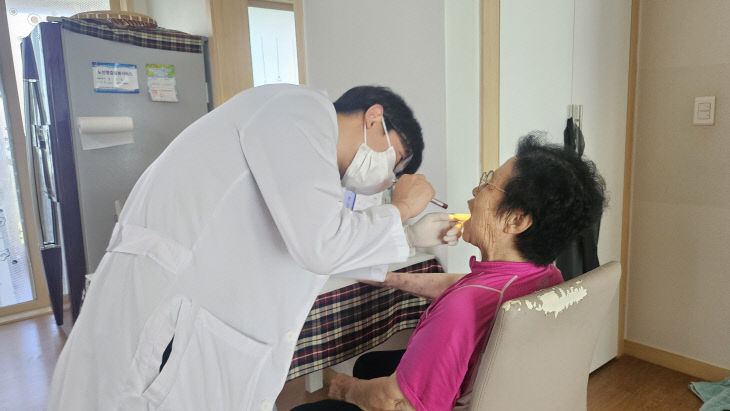 충주시, 거동 불편 어르신 대상‘방문 구강 관리사업’호응 (1)