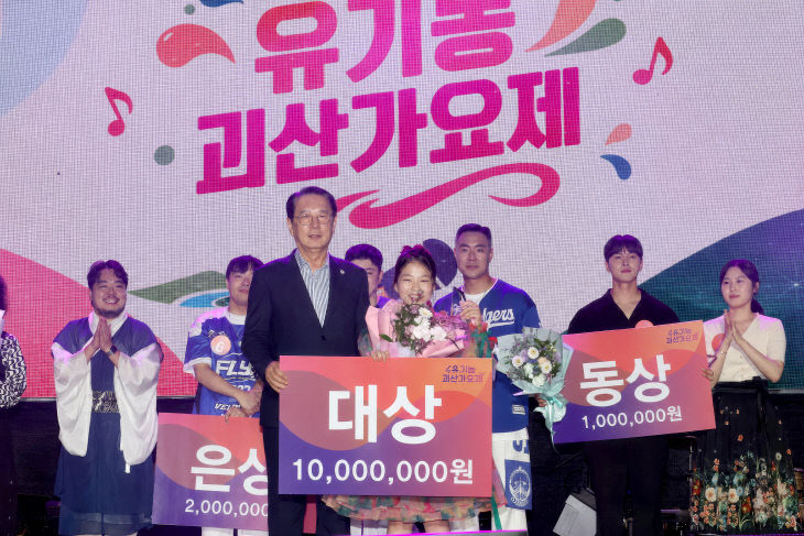 박다민양과 기념사진을 촬영하고 있다