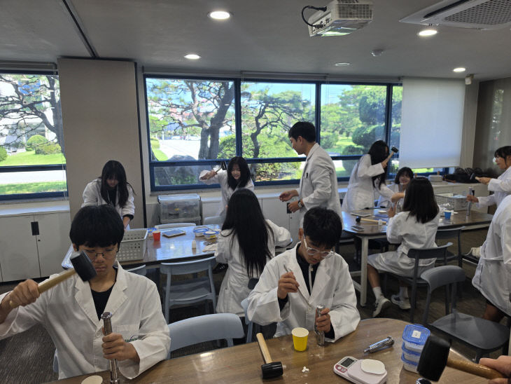 단성중학교 보도자료 사진 1(약 제조 체험)