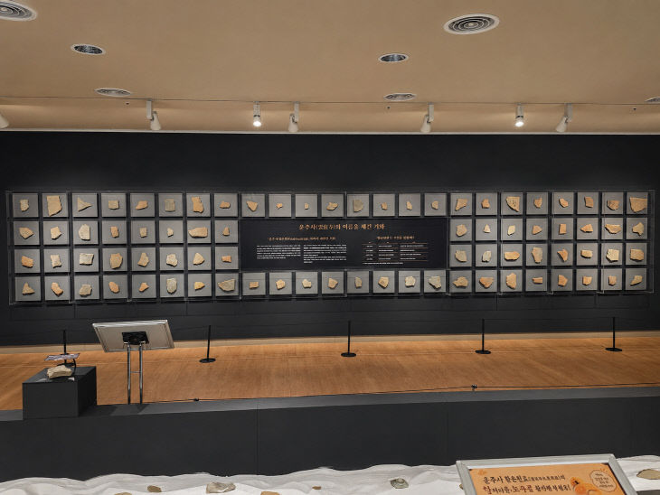 1-2. 운주사 출토유물展 전시실 전경
