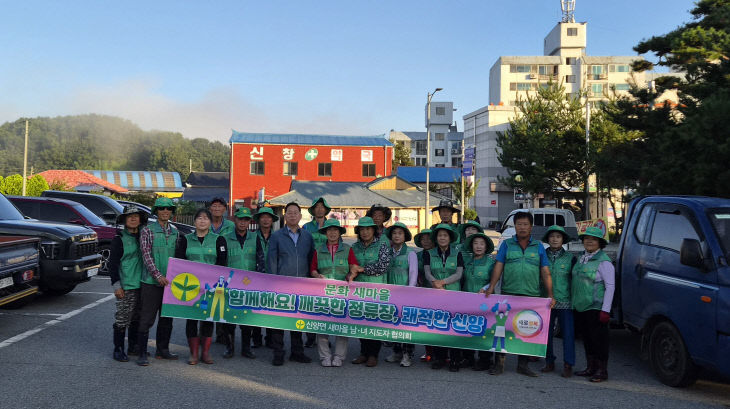 6.신양면 새마을협의회 버스승강장 환경정화활동 모습 (1)