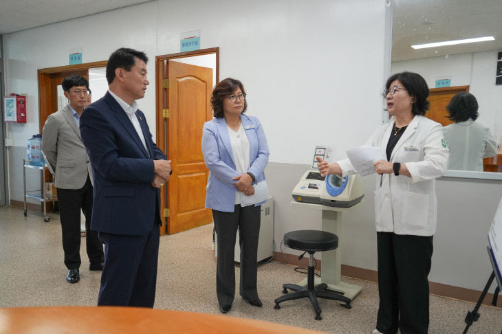 유승광 서천군수가 방문건강관리사업 운영상황을 점검하고 있다