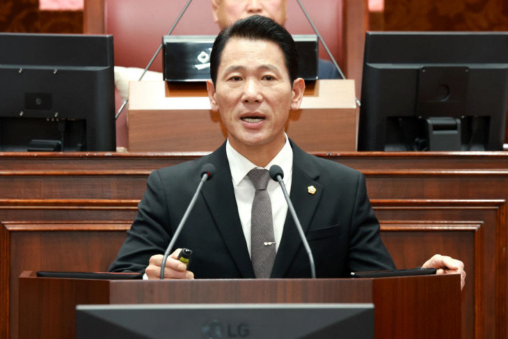 5분 발언하는 김진환의원