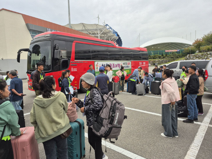 5.계절근로자 입국 모습