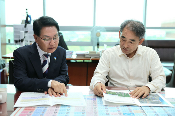 고창·정읍)에게 지역 현안사업을 건의하고 있다