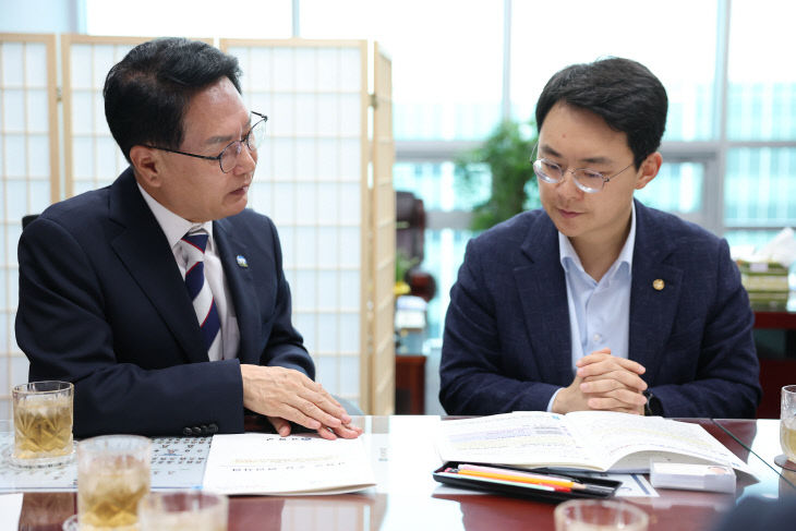 산·김제·부안을)에게 지역 현안사업을 건의하고 있다