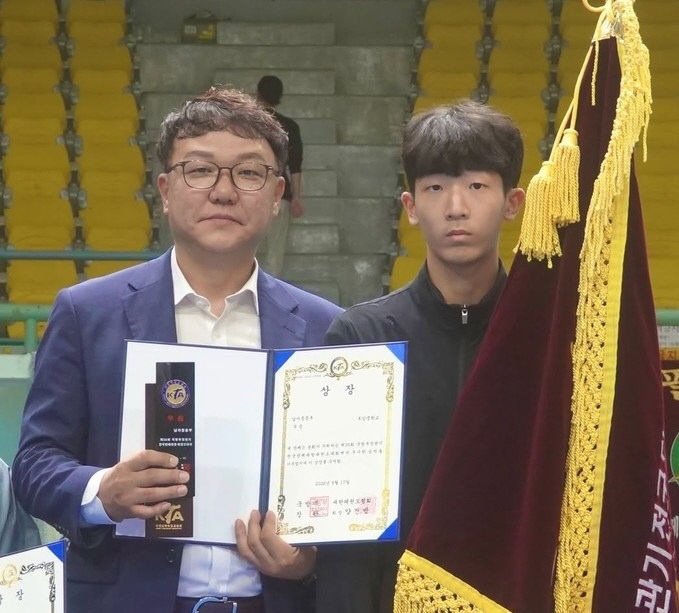 사진 좌측 부터 민경환 감독, 이시온 선수(우측) 기념촬영