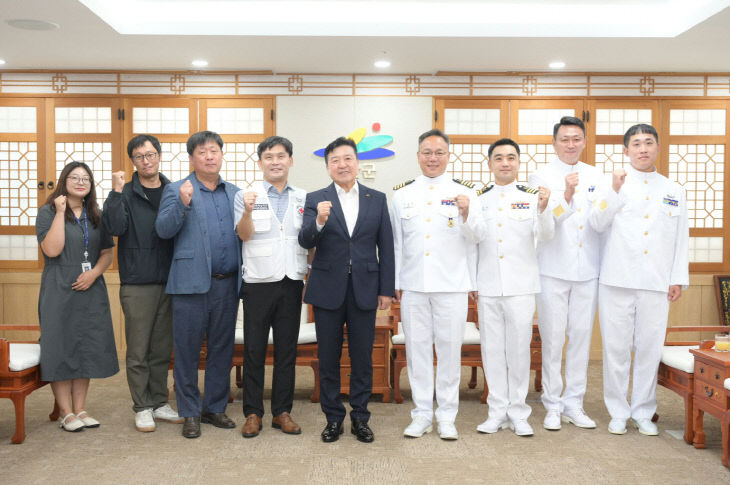 5.최재구 예산군수와 윤봉길함 부대원 친선교류 기념촬영
