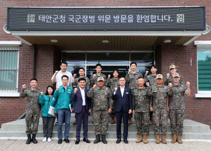 1. 17일 제1789부대 1대대를 방문해 격려하는 윤희신 태안군수