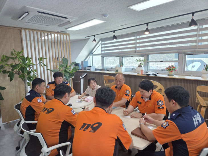 집단상담을 통해 서로의 이야기에 귀 기울이는 소방관들