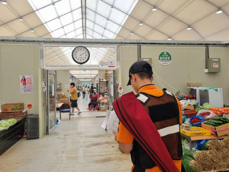 서천소방서가 서천특화시장에서 안전검검을 하고 있다
