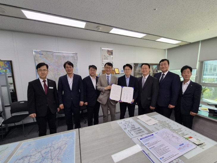 2.충청내륙철도 국가계획 반영 공동건의문 전달 사진 (2)
