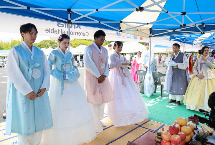 추석 차례를 경험하고 있다