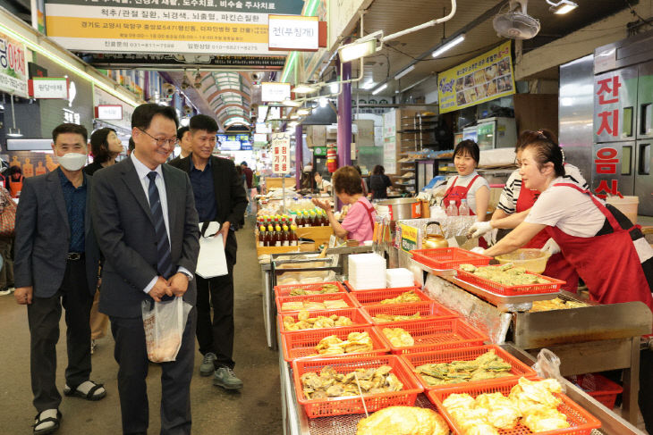 시장 찾아 상인 격려 (1)
