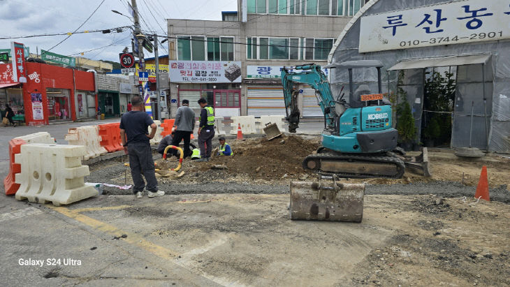 공사작업자들이 안전모착용하지않아