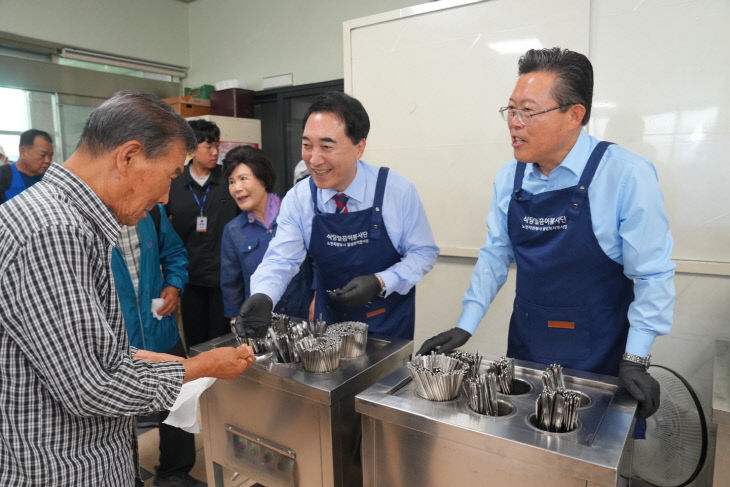 자치분권과(박수현도지사와 노인복지관 방문) (2)