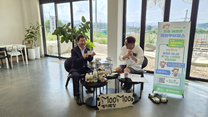 이용 후기 이벤트 추첨하고 있는 이재영군수