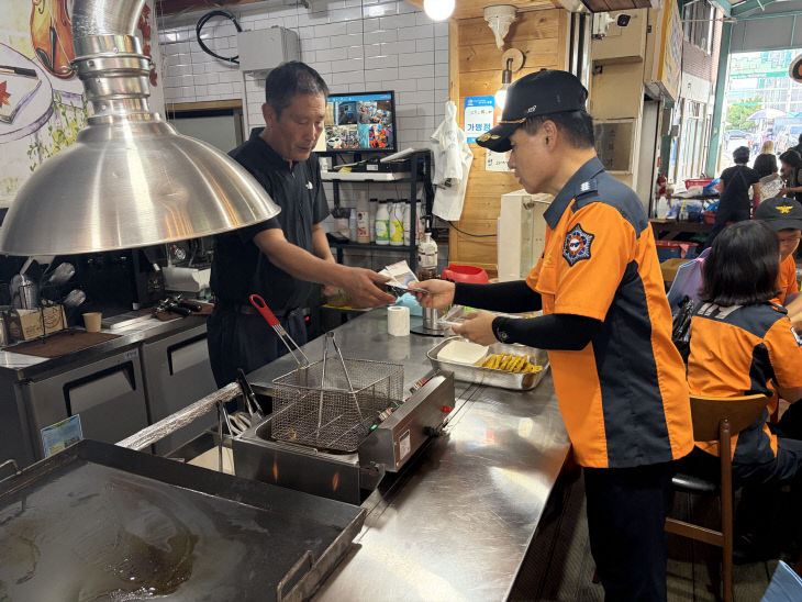 명절 맞아 전통시장 장보기·안전캠페인 펼쳐(사진2)