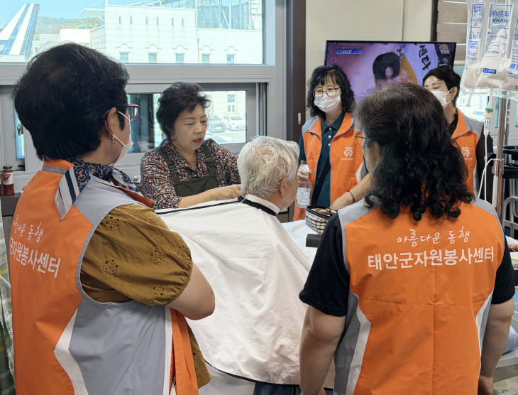 맟줌형 자원봉사 프로그램 미용 서비스 모습