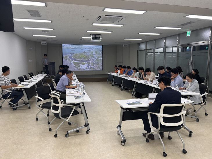 참고사진(북항친수공원_상어_구조_방류_추진)_02