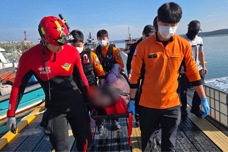 어선 충돌사고 부상자 이송하는 사진