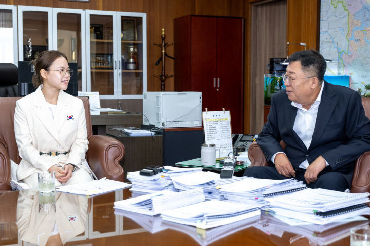 이상천 제천시장과 면담하는 여서정 선수