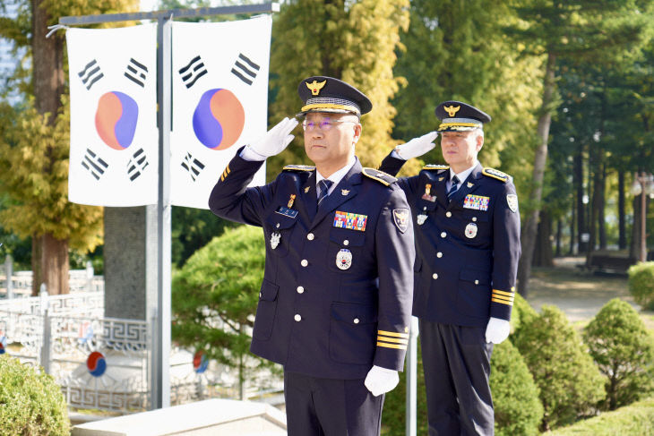 충령탑 참배하는 제8대 김보준 세종경찰청장