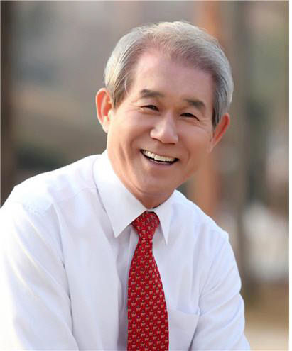 김동건