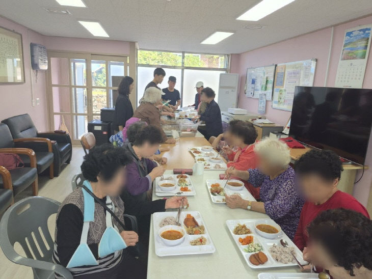 ‘경로당 따뜻한 한 끼’ 첫 배식