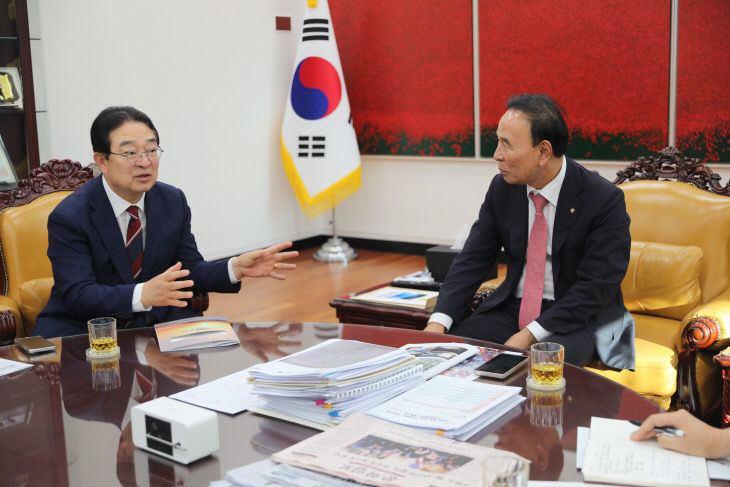 사진1) 황규철 옥천군수, 국회 방문 사진