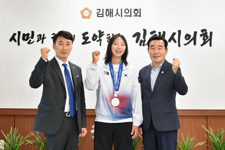 왼쪽부터 김해시의장