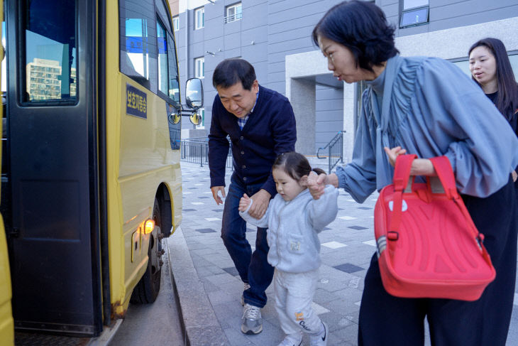 취임 100일 첫 일정은 어린이 등원 보조 사진(3)
