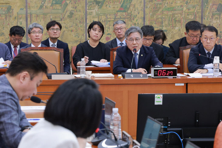 국정감사에서 답변하는 허민 국가유산청장<YONHAP NO-4062>