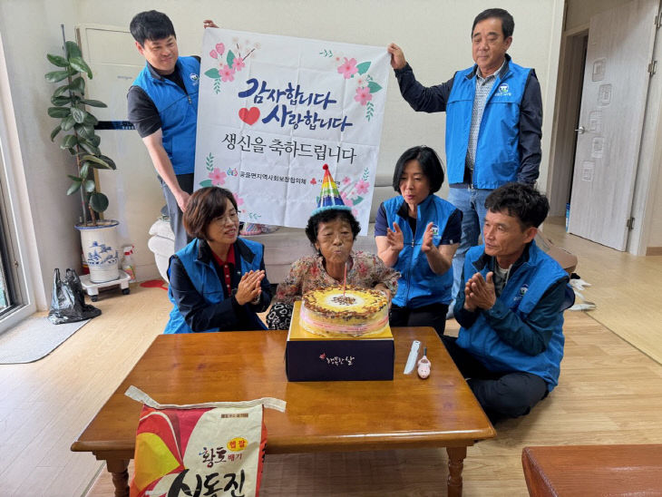 공음면 지사협, 어르신 생신 축하 떡케이크 전달