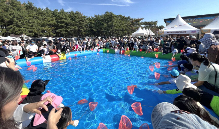 태안 해변 힐링페스티벌 모습(어린이 물고기 잡이 체험)