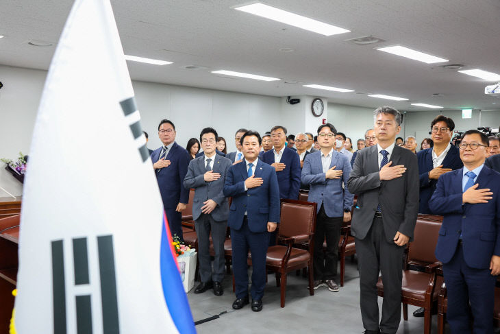 1. 박정현 위원장 취임식 국민의례