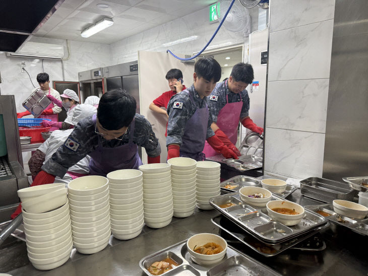 9.해군_정긍모함_함대원들의_예산_방문_모습_(1)