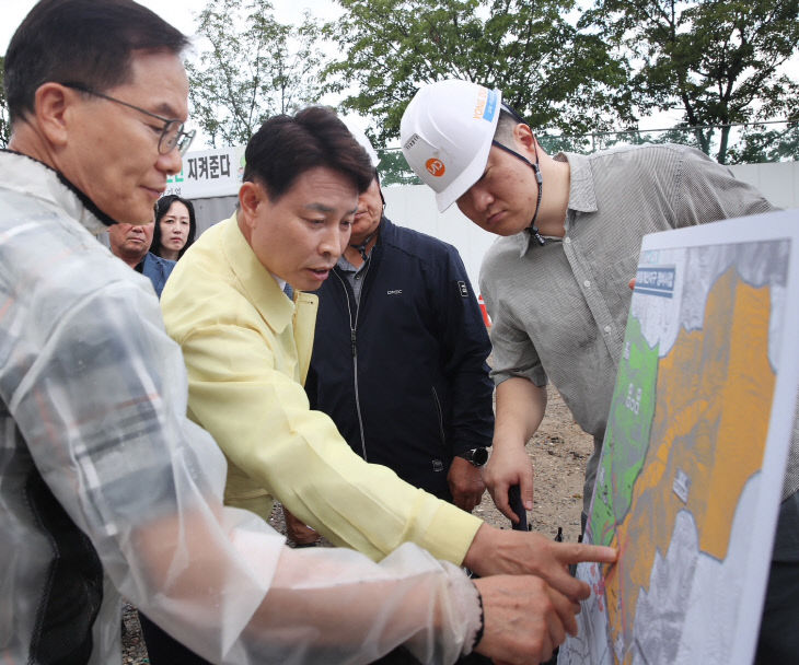 정림자연재해위험개선지구를 살피고 있다(자료사진)