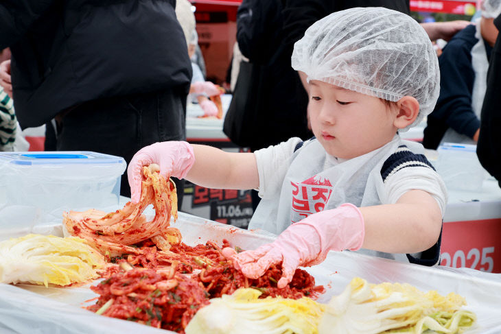 사진(2025괴산김장축제 어린이김장담그기 사진)