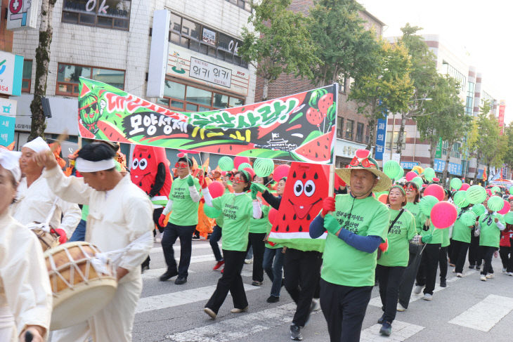 거리퍼레이드가 열리고 있다(6)