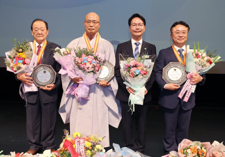 시상식(왼쪽부터 김양기, 황찬연, 김우중)