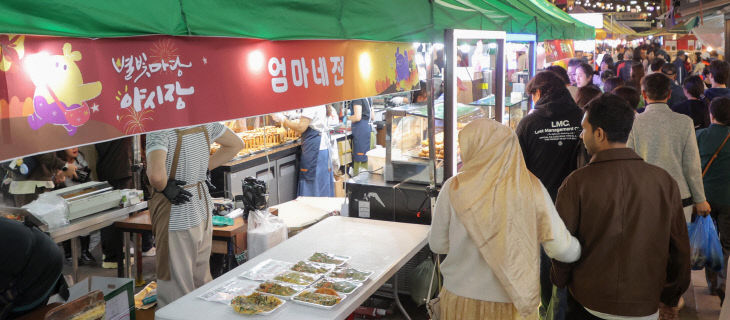 2-2. 용인특례시 별빛마당 야시장을 찾은 시민들 모습
