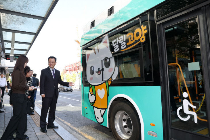 시민들에게 홍보하고 있다.