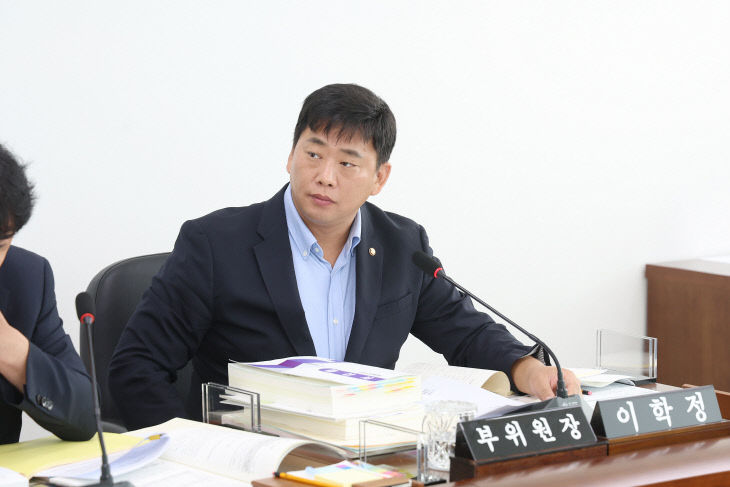 상임위질의사진
