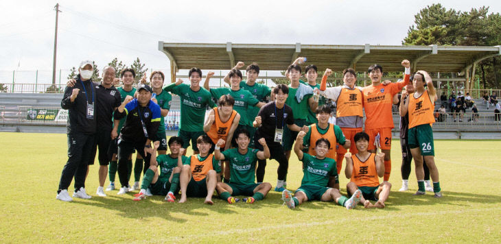 fc목포를 2대1 이기고 기뻐하는 선수들