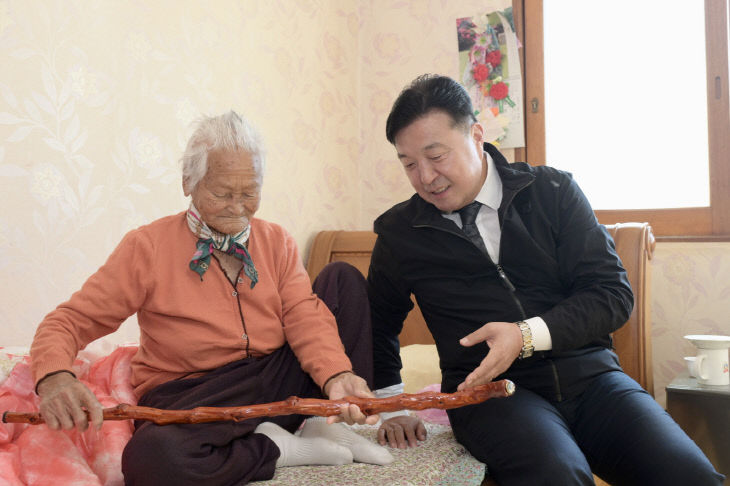 2.100세_어르신_장수지팡이_전달_기념촬영_(1)