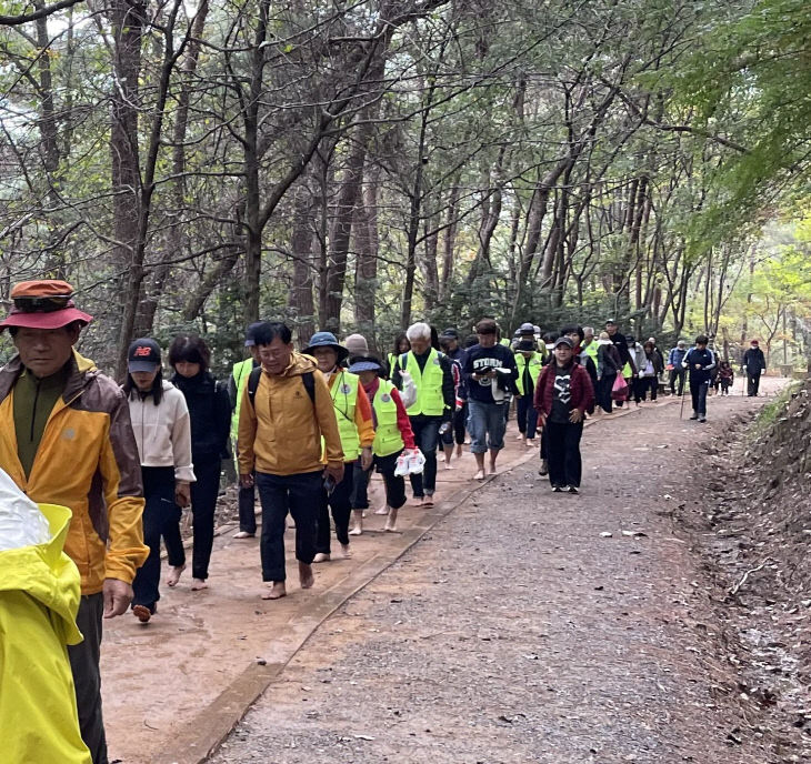 보도 1) 지난해 맨발걷기 행사(1)