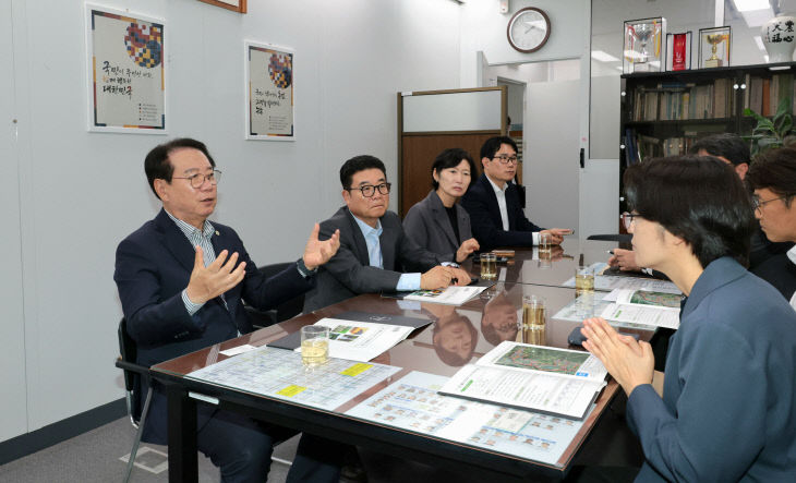 현안사업들을 설명하고 건의하고 있다
