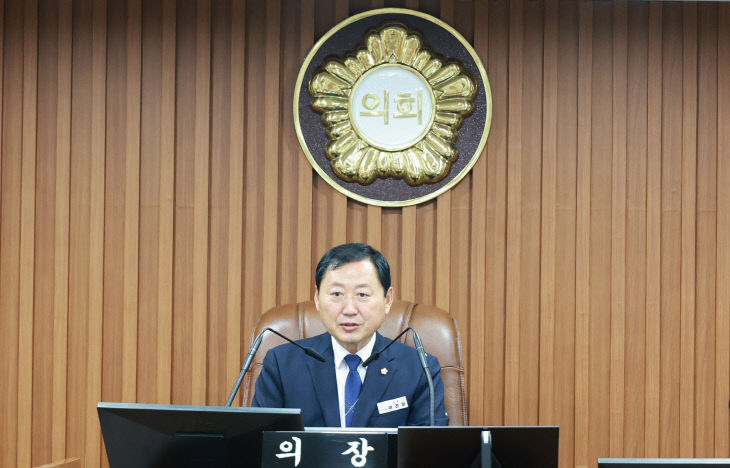 제276회 논산시의회 임시회 폐회 진행하는 이건창 의장 (1)